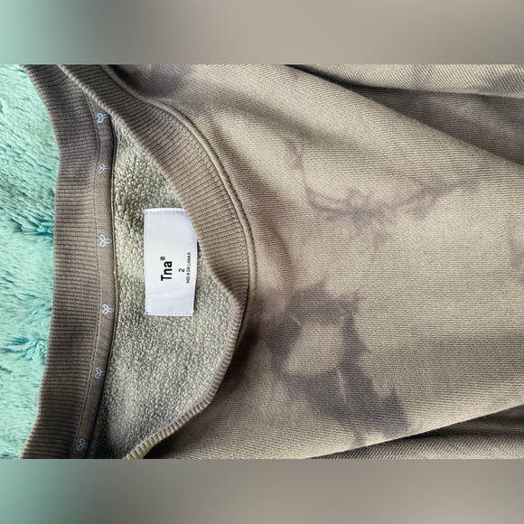 TNA cropped crewneck! - Picture 4 of 4